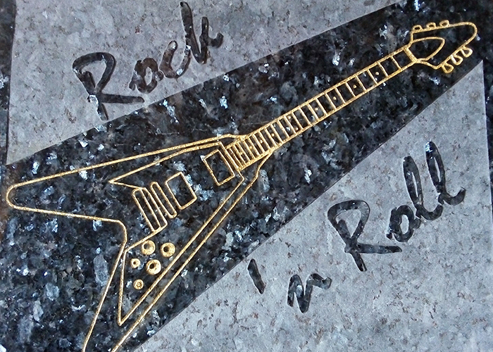 gravure guitare électrique rock sur pierre tombale à grenoble